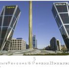 „Schiefe Türme“; Kalenderseite für Mai. Zwei große, geneigte Hochhäuser mit den Logos „Bankia“ und „Realia“ darunter.