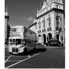 "23 Aldwych, First" auf einem Doppeldeckerbus vor einem historischen Gebäude bei Piccadilly Circus; Kalendarium.