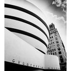 GUGGENHEIM MUSEUM, Kalender für Mai. Schwarz-weißes Foto des runden, modernen Museumsgebäudes unter leicht bewölktem Himmel.