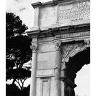 "Triumphbogen Vespasian" steht unten links. Ein Kalender für den Monat Mai mit einer antiken Bogenstruktur und Bäumen im Hintergrund.