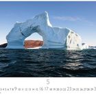 "Eisbogen", Mai-Kalenderblatt, großer Eisberg mit natürlichem Bogen, im Meer bei blauem Himmel.