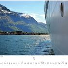 Hurtigrutenschiff im Hafen von Molde. Ein beeindruckendes Schiff am Wasser, umgeben von Bergen mit schneebedeckten Gipfeln.