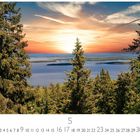 "Abendstimmung am See" und eine Kalenderansicht für Mai. Sonnenuntergang über einem Wald mit Blick auf einen See.
