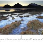 Abendstimmung, Zahlen von 1 bis 31, 5. Eisige Wiese vor Bergen im Hintergrund bei Sonnenuntergang.