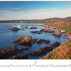 Text: "Cullen Bay", Zahlen 1-31 am unteren Rand. Küstenlandschaft mit Felsen, Wasser und grünen Hügeln im Sonnenuntergang.