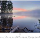 Text: "Nordisches Licht". Ein ruhiger See mit Bäumen im Nebel bei Sonnenuntergang. Darunter Kalenderdaten.