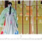 Yasaka Schrein in Kyoto; Kalenderdatum: Mai 5; Person in traditionellem japanischem Outfit von hinten.