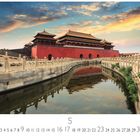 "Peking, Verbotene Stadt" steht unten. Eine alte, rote chinesische Architektur spiegelt sich im Wasser.