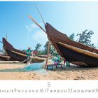 „Fischerboote am Strand“. Unten Kalender für Mai. Oben Fischerboote, Personen und Fischernetze am Strand.