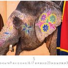 "Elefant im Festtagsschmuck" steht auf einem Kalenderblatt mit einem bunt bemalten Elefantenkopf.
