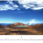 "Lake Blue Tongariro", darunter Kalenderdaten. Landschaft mit blauem Himmel, weißen Wolken und einem türkisfarbenen See.