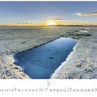 Salinas Grandes in Jujuy. Ein weiter Salzsee, durchzogen von Wasserläufen, Sonnenuntergang am Horizont.