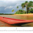 "Boot am Strand" steht unten. Ein rotes Boot schwimmt in ruhigem, flachem Wasser vor einem palmenreichen Sandstrand.