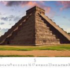 Kukulkanpyramide in Chichen Itza. Darunter eine Kalenderseite für Mai. Aztekenpyramide unter blauem Himmel mit Wolken.