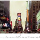 Das Bild zeigt eine belebte Straßenszene am Time Square, New York, mit vielen leuchtenden Werbetafeln und Autos.