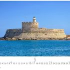 Text: "Rhodos", darunter eine Kalenderansicht. Eine alte Festung mit Leuchtturm am klaren blauen Meer.