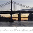 Brooklyn Bridge u. Manhattan Bridge, Kalender mit Mai-Daten, Sonnenuntergang über Fluss, Silhouette der Brücken.