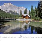 "Chalet am See" steht unter einem idyllischen Holzhaus am See, umgeben von Bäumen und Bergen.