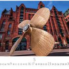 Der Text „Maritimes Museum“ ist mehrmals zu sehen. Roter Backsteinbau mit großer Schiffsschraube im Vordergrund.
