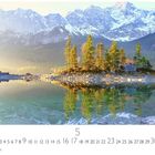 Eibsee, Kalender mit Zahlen und „CASARES EDITION“. Eine Insel im klaren Wasser reflektiert Bäume, Berge im Hintergrund.