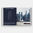 Linke Seite: "VIA 57 WEST", Architekturzeichnung darunter. Rechte Seite: Foto von New Yorks Skyline mit auffälligem, pyramidenähnlichem Gebäude.