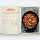 "CREAMY BLACK DAL" und "Dal Makhani | Origin: Punjab" stehen im Mittelpunkt. Links Rezept, rechts Dal in schwarzem Topf.
