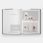 "Moulding Tradition", Galerie Libby Sellers, London. Buch zeigt moderne weiße Keramik mit skulpturalen Details.