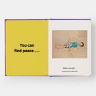 "You can find peace..." in großer schwarzer Schrift auf gelbem Hintergrund links, Illustration eines liegenden Menschen rechts.