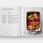 "Baked Tofu with Tomato Rice", Rezept und Zubereitung links, Bild des fertigen Gerichts rechts mit Basilikum garniert.