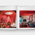 Links: "Meditation Loft, Tey Residence, Los Angeles, 2007". Rechts: "Living Room, Asolo Residence, 2018". Innenräume mit roten Akzenten.