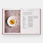 Rezept für "Charred Salsify, Corn Kees". Links ein Teller mit gelblichem Brei und Dekoration in der Mitte.