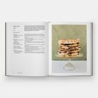 Links: Rezepttext für "Rogel Cake", Zutaten und Zubereitungsschritte. Rechts: Foto eines gestapelten Kuchens auf Glasplatte.