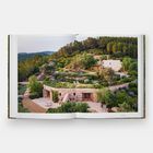Oben links Seitenzahl "140", rechts "141". Mediterrane Villa in grünem Garten, umgeben von Bäumen und Hügeln.
