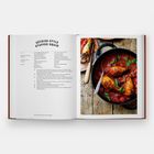 Text: "SÉTOISE-STYLE STUFFED SQUID." Links Rezept, rechts Foto von Tintenfisch in roter Sauce in einer schwarzen Pfanne.