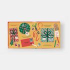 Aufschrift: "Let’s spread kindness!" und "To: Santa Claus, North Pole". Illustration mit Weihnachtsgeschenken und Bastelutensilien.