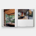 Seite mit Fotos japanischer Architektur: Offener Raum mit Holzdach, Blick auf Garten, langer Holztisch im modernen Innenraum.