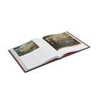 Ein aufgeschlagenes Buch mit zwei Illustrationen, links eine farbige Szene mit Menschen, rechts eine dunklere, stimmungsvollere Szene.