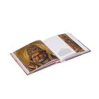 Offenes Buch mit einer Illustration eines historischen Mannes mit Krone links und Text sowie einer stehenden Figur rechts.