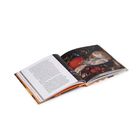 Geöffnetes Buch mit einer Seite Text links und der Überschrift "A FEAST FOR THE EYES" über Früchten und Gebäck rechts.