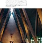 St. Paul's Episcopal Church Renovation. Innenraum mit Holzbänken, Kreuz und moderner Architektur mit hohen, spitz zulaufenden Decken.