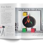 Linke Seite zeigt Text über Jean-Paul Goudes Fotografie mit Grace Jones. Rechts ist eine bunte, geometrische Illustration.