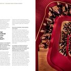 „Freiheit ist das höchste Ziel“ — Markus Poschner im Gespräch. Gruppenfoto von Musiker*innen auf roter Treppe.