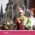 Text über Blumensträuße und Karneval. Ein Mann im bunten Kostüm hält Blumen. Hintergrund: historische Gebäude.