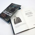 "Verstrickte Philosophie: Heidegger und der Nationalsozialismus" von Oliver Jahraus. Coverbild eines Mannes im Wald.