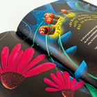 Ein buntes Kinderbuch mit Glühwürmchen-Illustrationen und leuchtend roten Blumen auf dunklem Hintergrund.