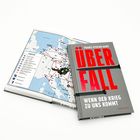 Buchtitel in großen roten Buchstaben: "ÜBERFALL". Darunter: "WENN DER KRIEG ZU UNS KOMMT". Offenes Buch zeigt eine Karte.