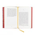 Zweiseitiges Buch, links Seite 84, rechts Seite 85, in der Mitte ein gelbes Leseband, roter Einband sichtbar.