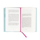 Ein geöffnetes Buch mit zwei Seiten, Seitenzahlen 58 und 59, und einem roten Leseband in der Mitte.