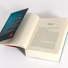 Das Bild zeigt ein aufgeschlagenes Buch mit "Kapitel 1" auf der rechten Seite und einem farbigen Buchumschlag links.