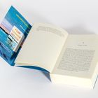 Ein aufgeschlagenes Buch. Der Umschlag zeigt "FÜNF SOMMER MIT DIR" von Carley Fortune. Rechte Seite mit Textbeginn.